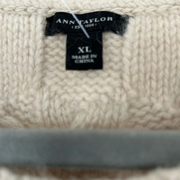 Gorgeous wool and angora sweater with pearl and cable details - Picture 6 of 6